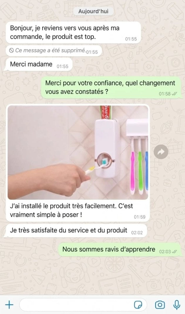 Distributeur automatique de dentifrice avec porte-brosses à dents